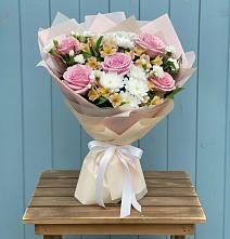 Букет цветов из:  Гвоздики, Орхидеи и Розы во Фрязино