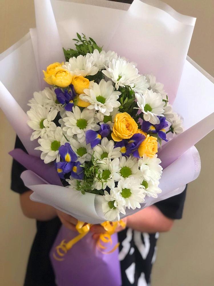 Букет цветов из: Ирисы, Хризантемы и Розы во Фрязино