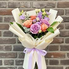 Букет цветов из:  Лизиантусы и Розы во Фрязино