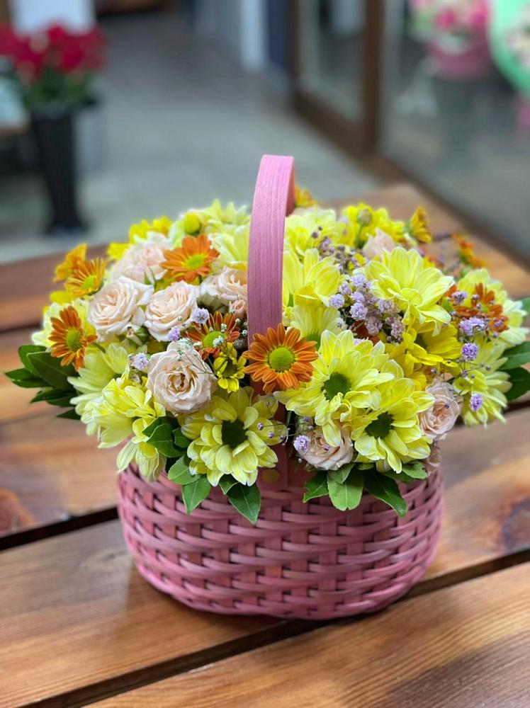 Цветочная композиция из Хризантемы и Розы в корзине во Фрязино