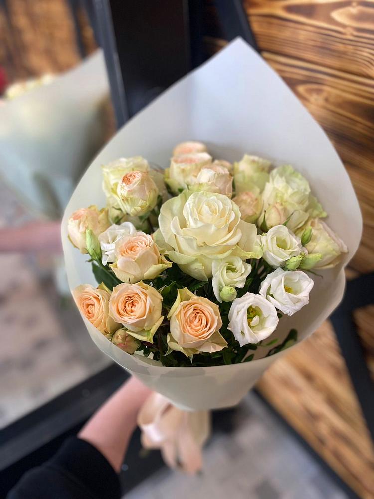 Букет цветов из: Розы и Лизиантусы во Фрязино